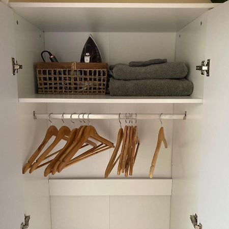 Comfortable Room With Private Balcony And Shared House 런던 외부 사진