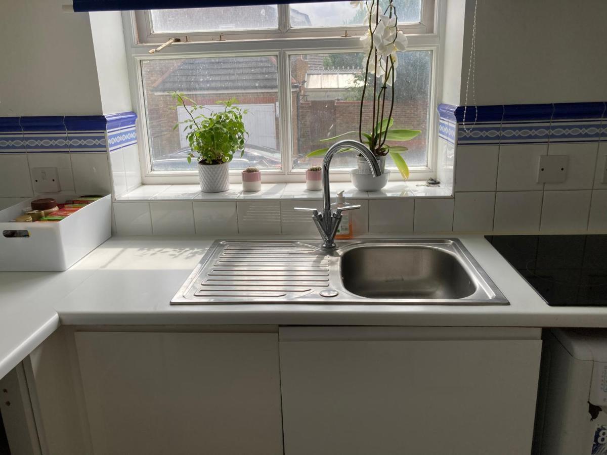 Comfortable Room With Private Balcony And Shared House 런던 외부 사진