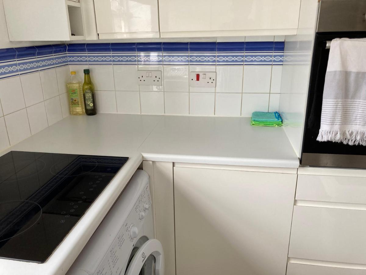 Comfortable Room With Private Balcony And Shared House 런던 외부 사진