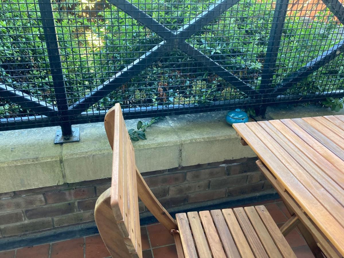Comfortable Room With Private Balcony And Shared House 런던 외부 사진