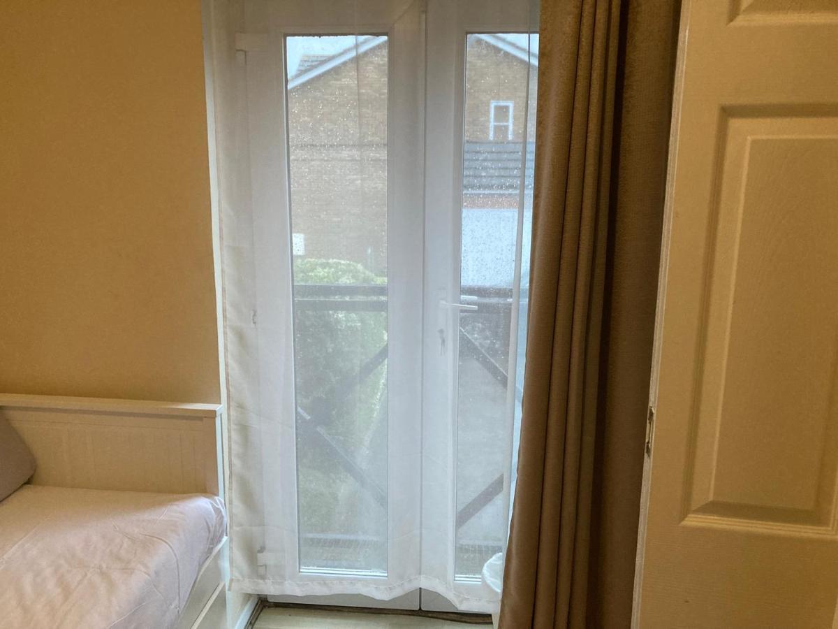 Comfortable Room With Private Balcony And Shared House 런던 외부 사진
