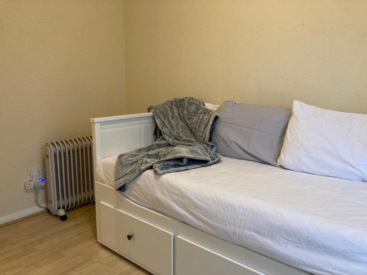 Comfortable Room With Private Balcony And Shared House 런던 외부 사진