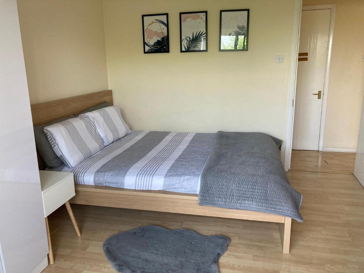 Comfortable Room With Private Balcony And Shared House 런던 외부 사진
