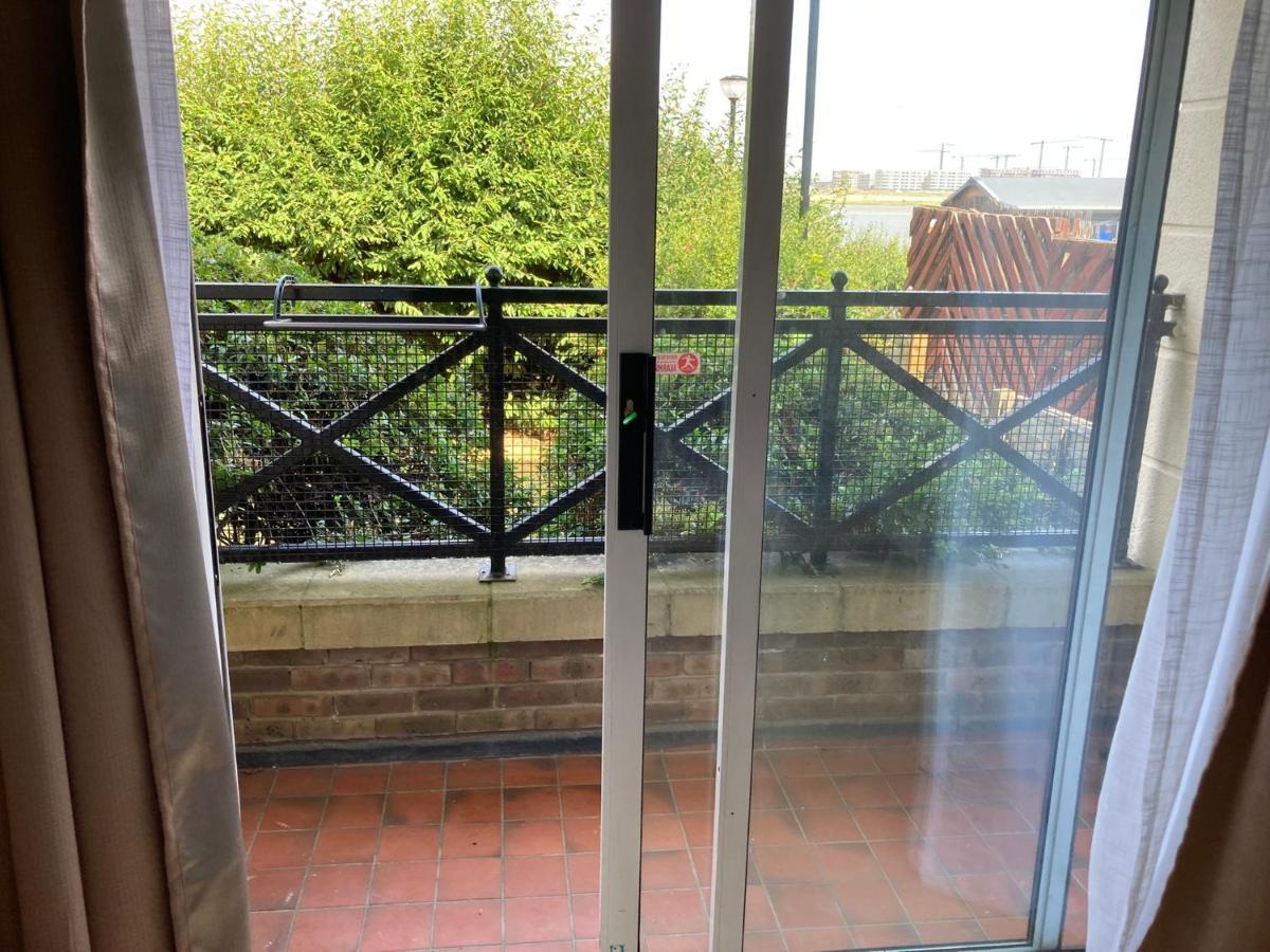 Comfortable Room With Private Balcony And Shared House 런던 외부 사진