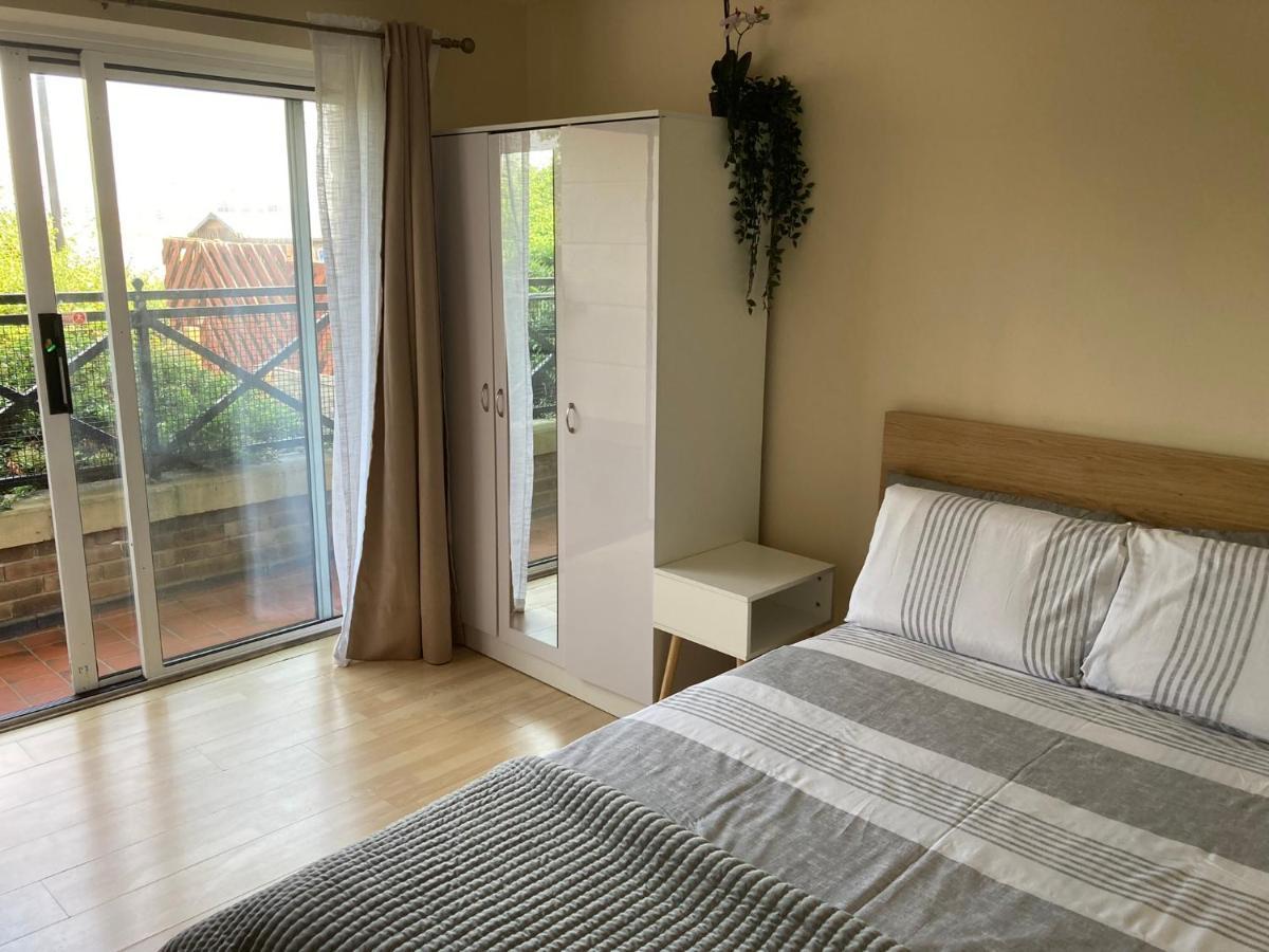 Comfortable Room With Private Balcony And Shared House 런던 외부 사진