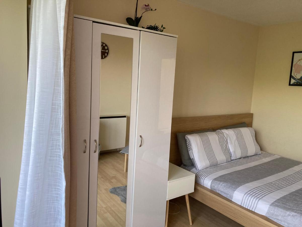 Comfortable Room With Private Balcony And Shared House 런던 외부 사진