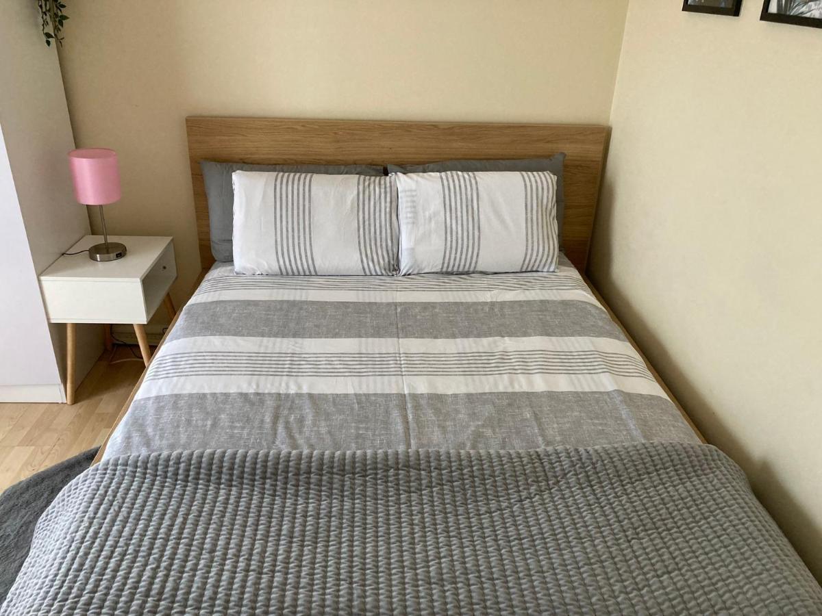 Comfortable Room With Private Balcony And Shared House 런던 외부 사진